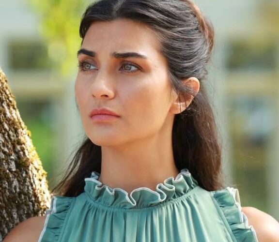 Tuba Buyukustun - Wiki, Bio, Career, Family, Relationships, Boyfriends
