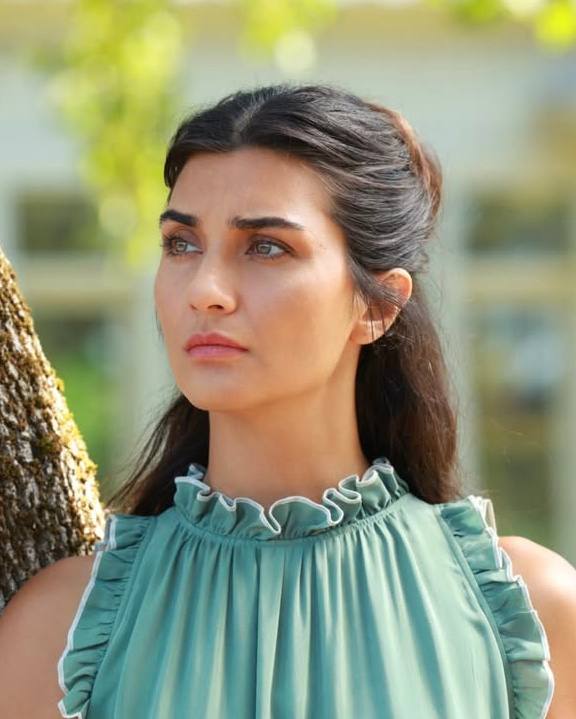 Tuba Buyukustun - Wiki, Bio, Career, Family, Relationships, Boyfriends